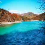 veduta laterale del lago del brugneto con sullo sfondo monte Antola