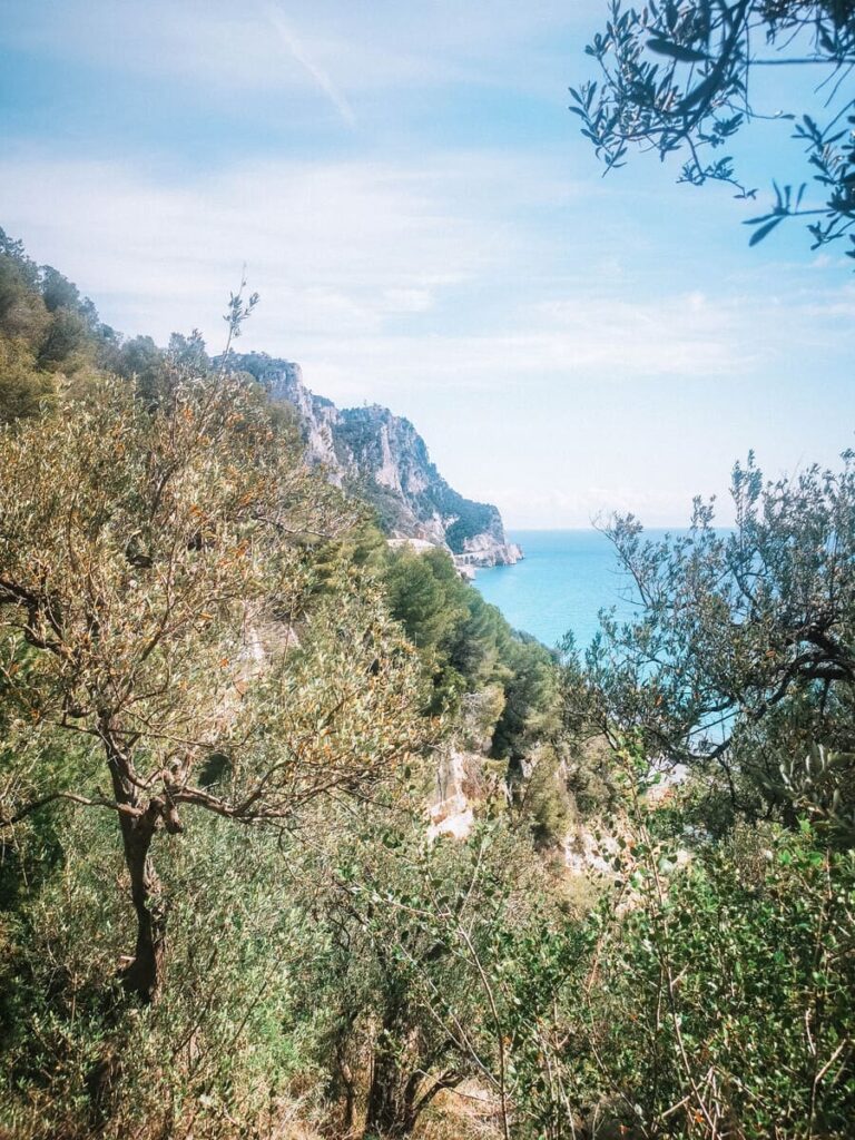 grotta falsari e sentiero del pellegrino
