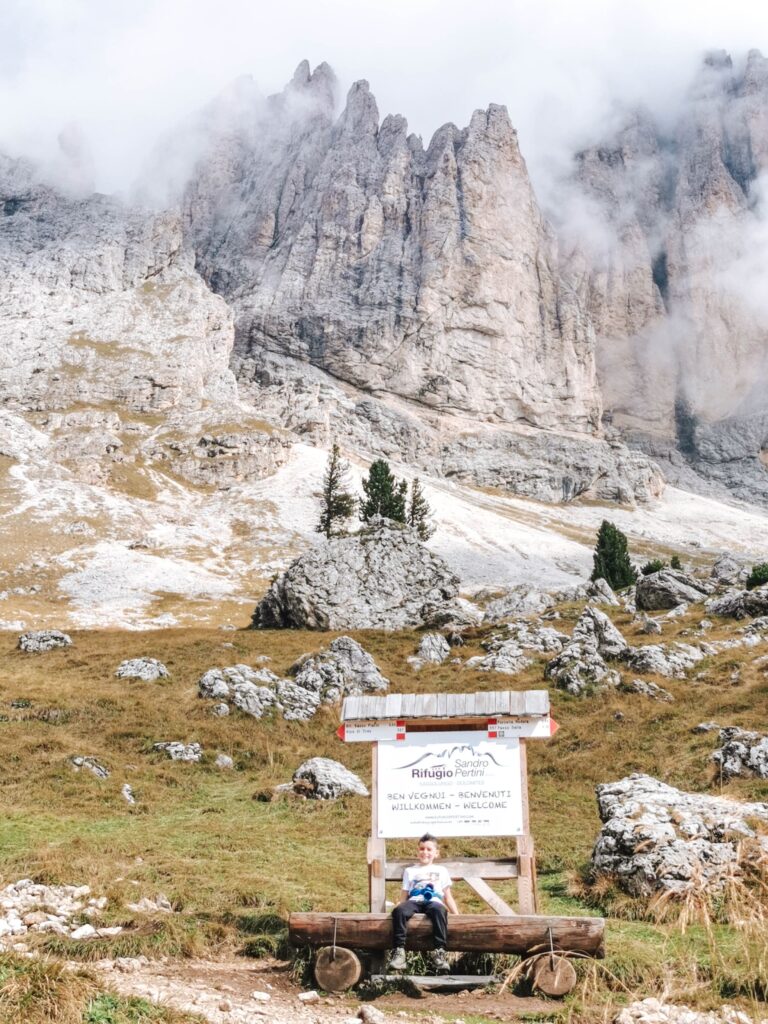 escursione ai piedi di sassolungo e sassopiatto